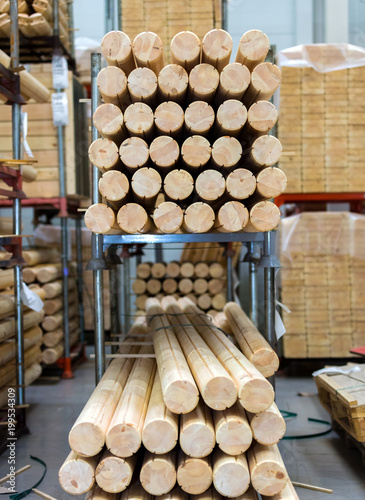 Słupki  i kształtki drewniane przygotowane do wysyłki w zakładzie produkcyjnym