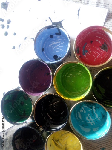 Использованные разноцветные баночки краски