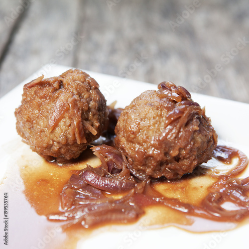 boulette de viande boulet sauce oignons photo