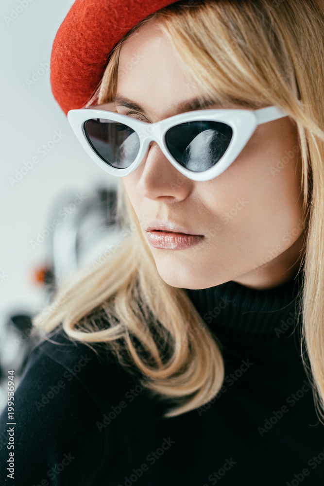 Naklejka premium Stylish pretty woman in red beret and sunglasses