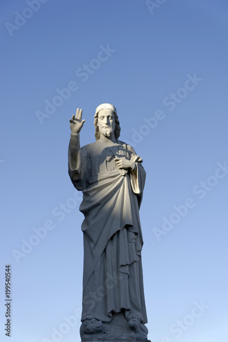 Skulptur vor der Wallfahrtskirche Notre-Dame de la Garde  Marseille  Bouches-du-Rhone  Provence-Alpes-C  te d  Azur  S  dfrankreich  Frankreich  Europa