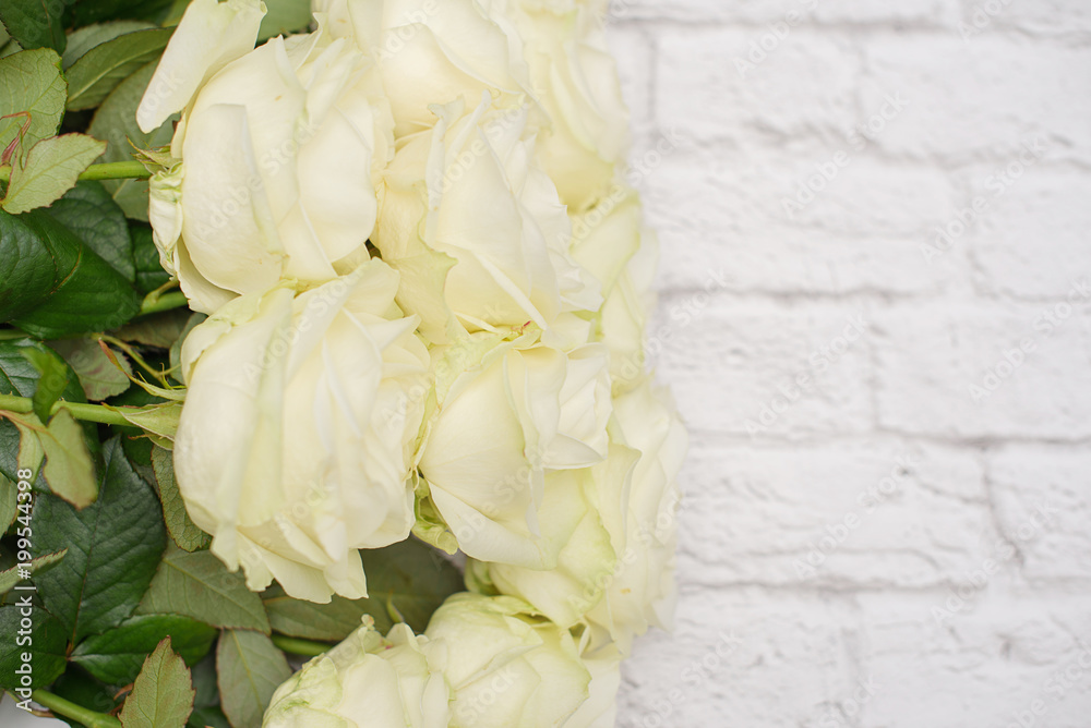 Fototapeta premium white roses on wooden background