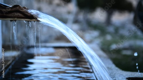 kaynağından saf ve sağlıklı çeşme suyu photo