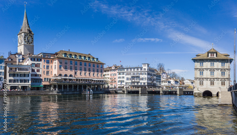 Historic Zürich, Rathausbrücke, Limmat river and Zürichsee, Switzerland. Historisches Zürich Zentrum, Rathausbrücke, Limmat, Zürichsee, Schweiz.