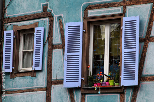 Blaue Fassade mit ungleichen Fenstern
