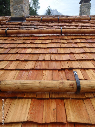 Roof of wooden shingles
