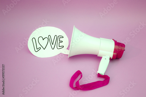 Megáfono con cartel de amor sobre fondo de color