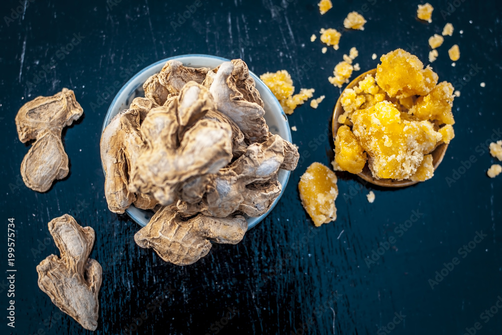 Φωτογραφία Dried ginger and jiggery a ayurvedic treatment to reduce the chances of cancer, ulcers, and diabetes its ingredients on wooden surface
