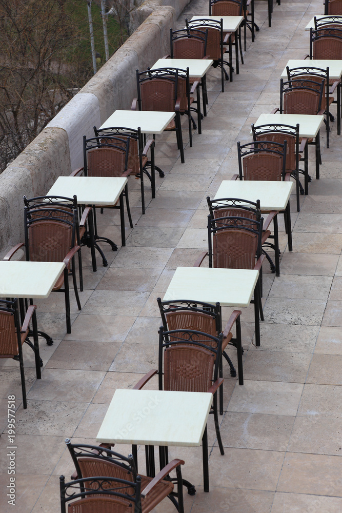 leere Stühle und Tische in einem Cafe