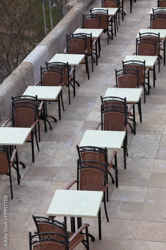 leere Stühle und Tische in einem Cafe © Bildagentur-o
