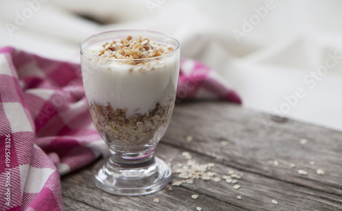 dessert a la crème fraiche et framboise © auryndrikson