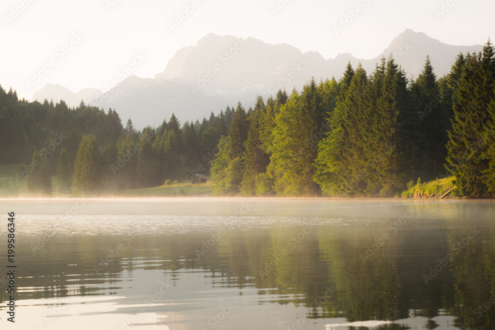 Sonnenaufgang mit Nebel am Geroldsee in den Alpen an einem Tag im Sommer Sonnenaufgang mit Nebel am Geroldsee in den Alpen an einem Tag im Sommer