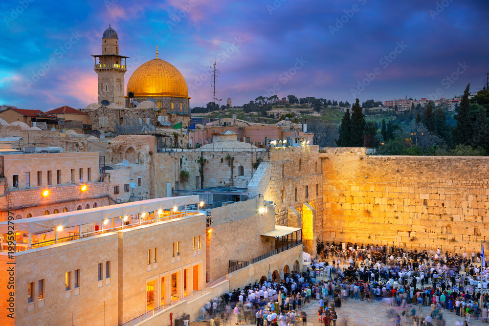 Naklejka premium Jerozolima. Pejzaż miejski Jerozolimy, Izrael z Kopułą na Skale i Ścianą Płaczu o zachodzie słońca.