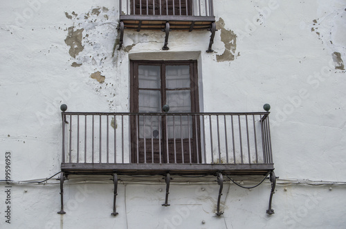 Balcones del palacio de los condes de Montalban.
Fachada en blanco con balcón del palacio de los condes de Montalban en la Puebla de Montalban, provincia de Toledo. Castilla La Mancha. España photo