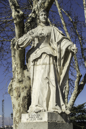Estatua de doña Sancha reina de España
estatua en Piedra de doña Sancha reina de España, en una plaza en Madrid. España photo