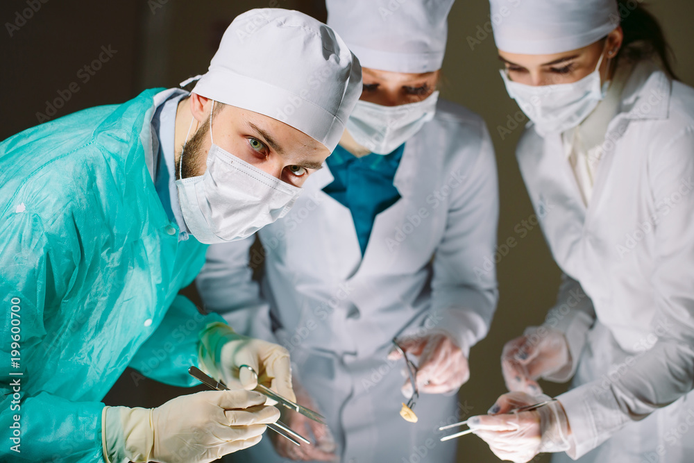 The surgeon makes an operation. The surgeon makes an operation.
