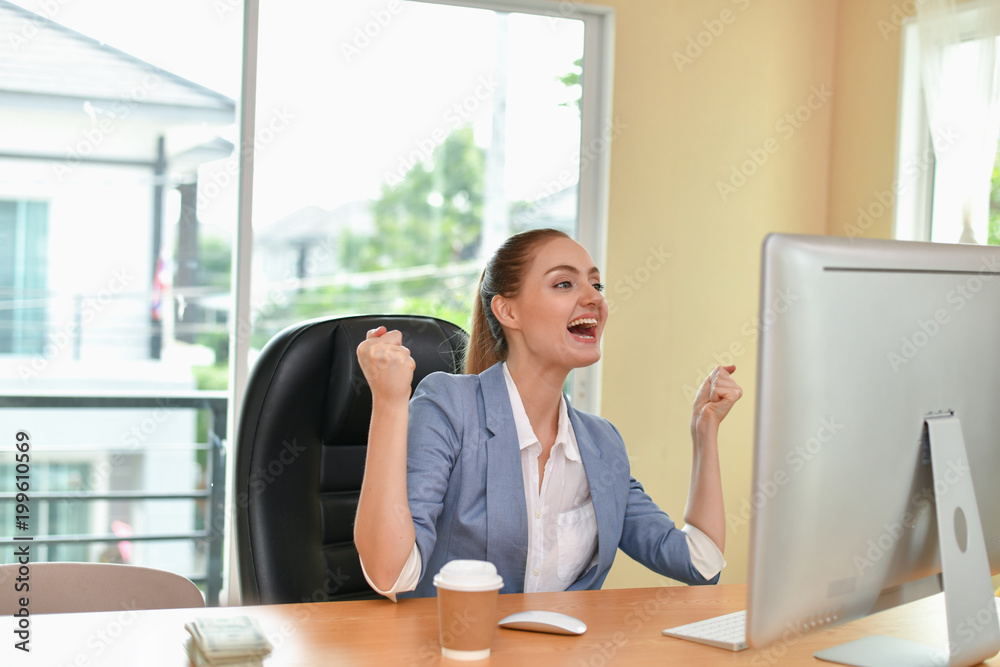 Obraz premium Business Concepts. Beautiful businesswoman is working in office. Beautiful young businesswoman is working on a computer. Beautiful young businesswoman is working happily.