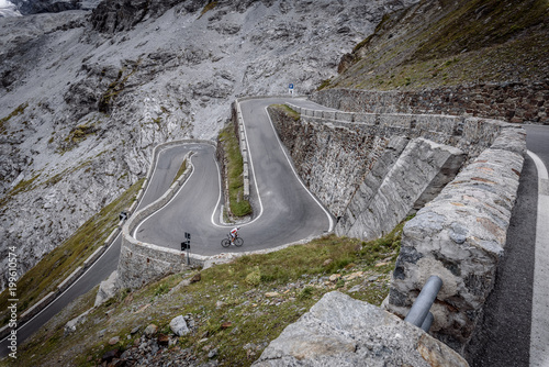 Bonitos puertos de montaña en las dolomitas de Italia