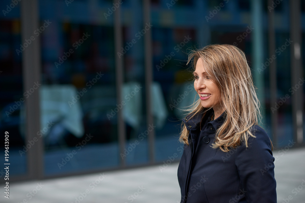 Fototapeta premium Attraktive Geschäftsfrau macht Feierabend