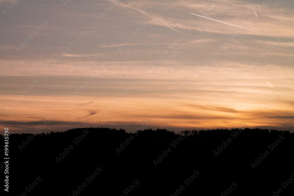 Sonnenuntergang mit Kondenstreifen Sonnenuntergang mit Kondenstreifen
