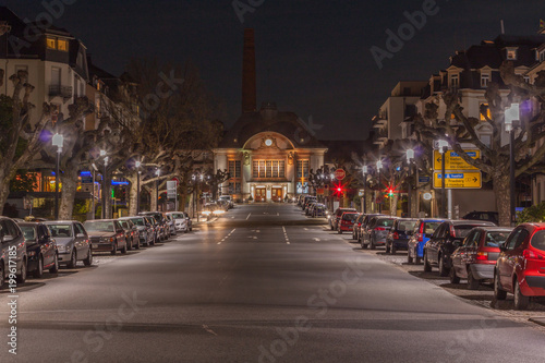 Zufahrtstraße zum Bahnhof von Bad Nauheim in der Nacht