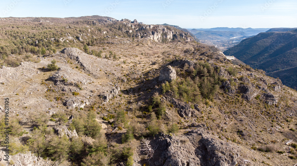  vue aérienne sur un paysage de montagne dans le Larzac