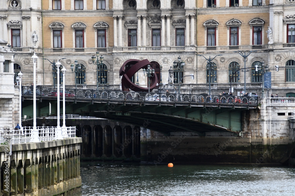 Naklejka premium Ayuntamiento de Bilbao al fondo y en primer término escultura de Jorge Oteiza. (2009). La primera escultura de Jorge Oteiza que se instala al aire libre 