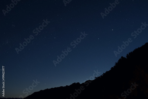 Paisaje montañoso con cielo nocturno repleto de estrellas en Nueva Zelanda. © josemanuelerre