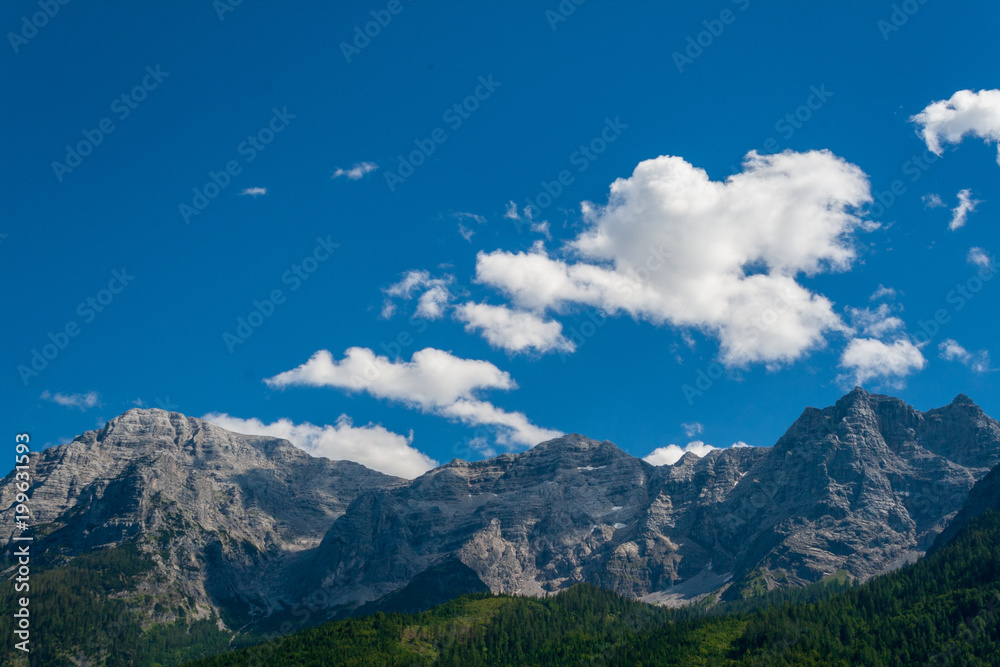 Berg mit blauen Himmel und Wolken Berg mit blauen Himmel und Wolken