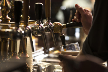Fotobehang Kroeg Donker stout bier uit tap  © Isabella