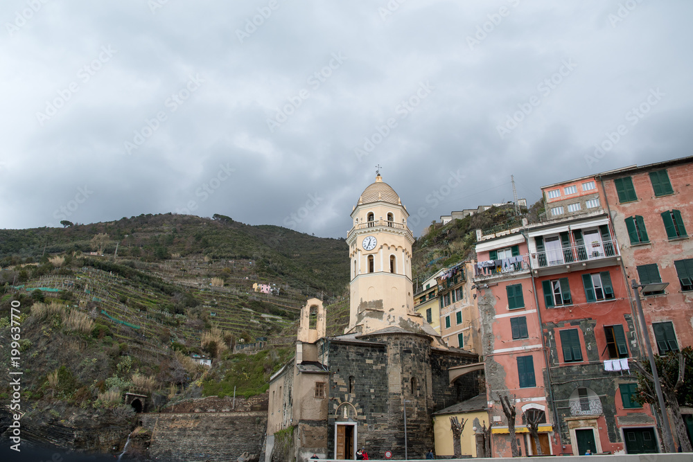チンクエテッレ～険しいリグーリア海岸の5つの村（イタリア・リグーリア州）　ヴェルナッツァの街並みとぶどう畑