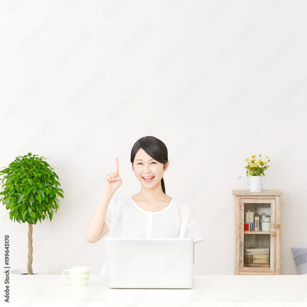 女性 指差し 女性 指差し