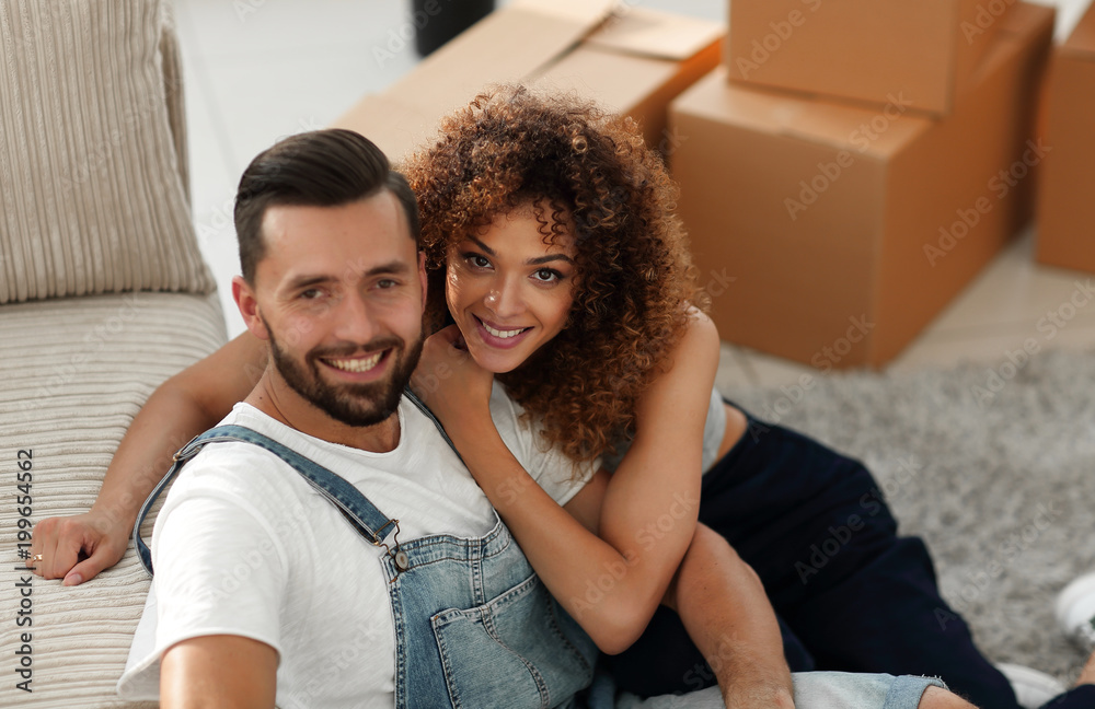 Obraz premium Happy young couple in a new apartment.