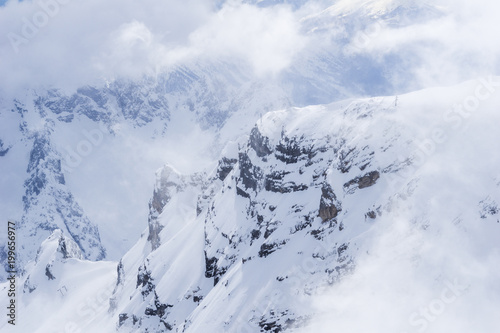 Blick auf die großen Berge der schneebedeckten Alpen 