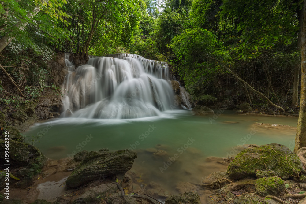 Obraz premium Beautiful Huay Mae Kamin Waterfall in Khuean Srinagarindra National Park, Kanchanaburi Province. Thailand