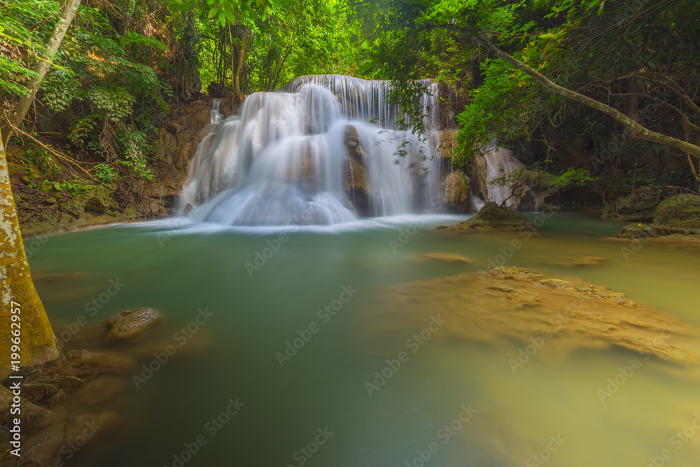Obraz premium Beautiful Huay Mae Kamin Waterfall in Khuean Srinagarindra National Park, Kanchanaburi Province. Thailand