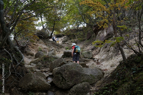 秋の岩場を登る