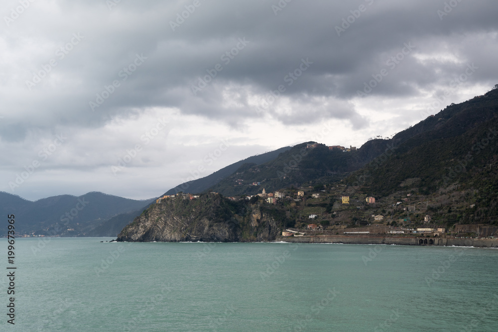 チンクエテッレ～険しいリグーリア海岸の5つの村（イタリア・リグーリア州）　マナローラからコルニリアを遠望
