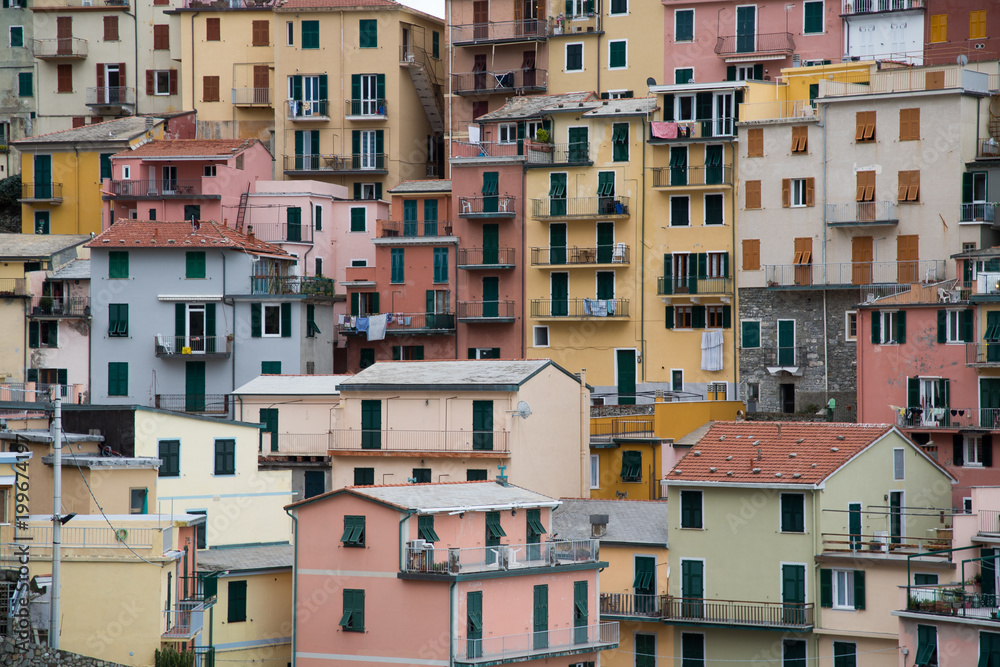 チンクエテッレ～険しいリグーリア海岸の5つの村（イタリア・リグーリア州） マナローラのカラフルな家並み