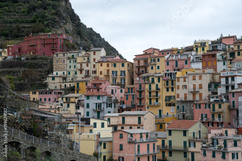 チンクエテッレ～険しいリグーリア海岸の5つの村（イタリア・リグーリア州） マナローラのカラフルな家並み © tatsuo115