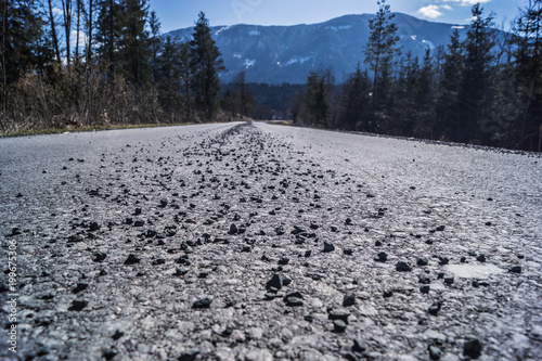 Streu-splitt auf einer Straße