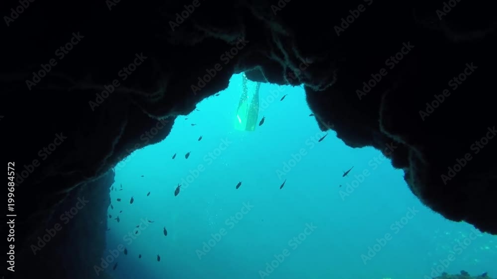 apnéiste dans une grotte bleu sous l'eau