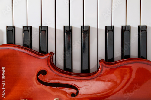 Fototapeta klasyczne skrzypce na białe i czarne klawisze fortepianu szczegół tło