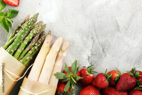 White and green asparagus with strawberries