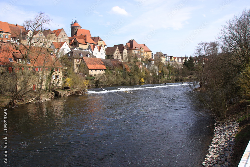 Obraz premium Blick auf besigheim am neckar. Der blick geht über den fluß enz