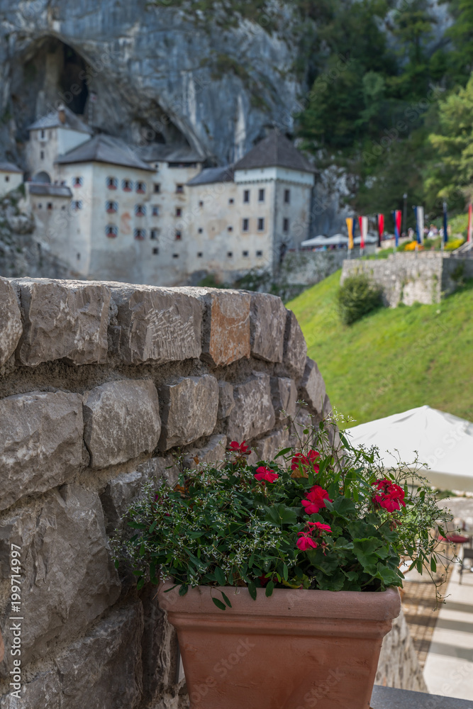 Słowenia  - 21 sierpnia 2017: Zamek Predjama (Predjamski Grad) w sierpniowy dzień