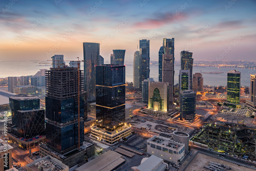 Obraz premium Blick auf das Zentrum von Doha, Katar, bei Sonnenaufgang