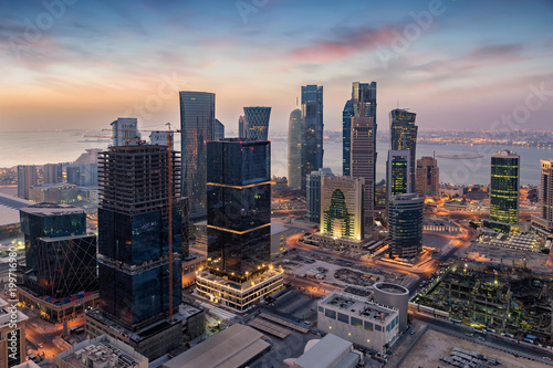 Blick auf das Zentrum von Doha, Katar, bei Sonnenaufgang