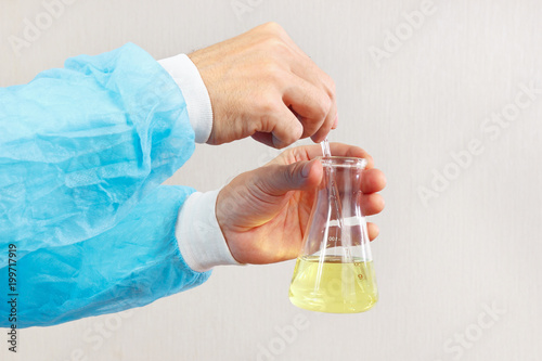 Scientist hands is engaged in chemical experiments in the laboratory