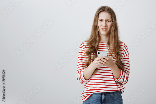 Foto Girl is annoyed with spam on her mailbox